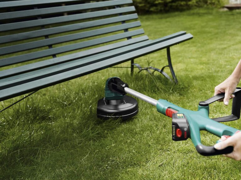 L'usage d'un coupe-bordure dans un jardin